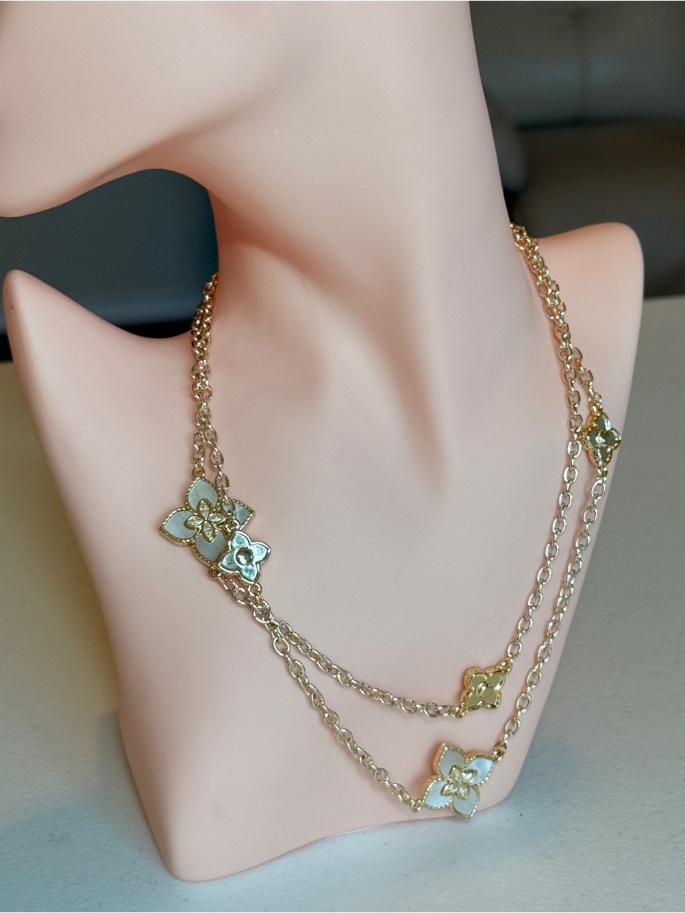Alhambr Style Gold and Pearly White Floral Necklace With Zirconia - Picture 3 of 13